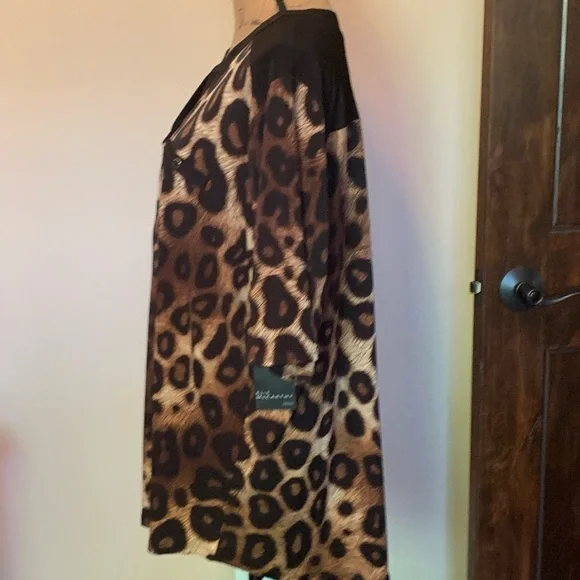LAST ONE! Awesome leopard print plus top-New! - Picture 2 of 3